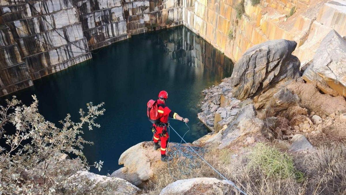 Cabra fica presa numa pedreira em Vila Viçosa e obriga Bombeiros a operação de resgate