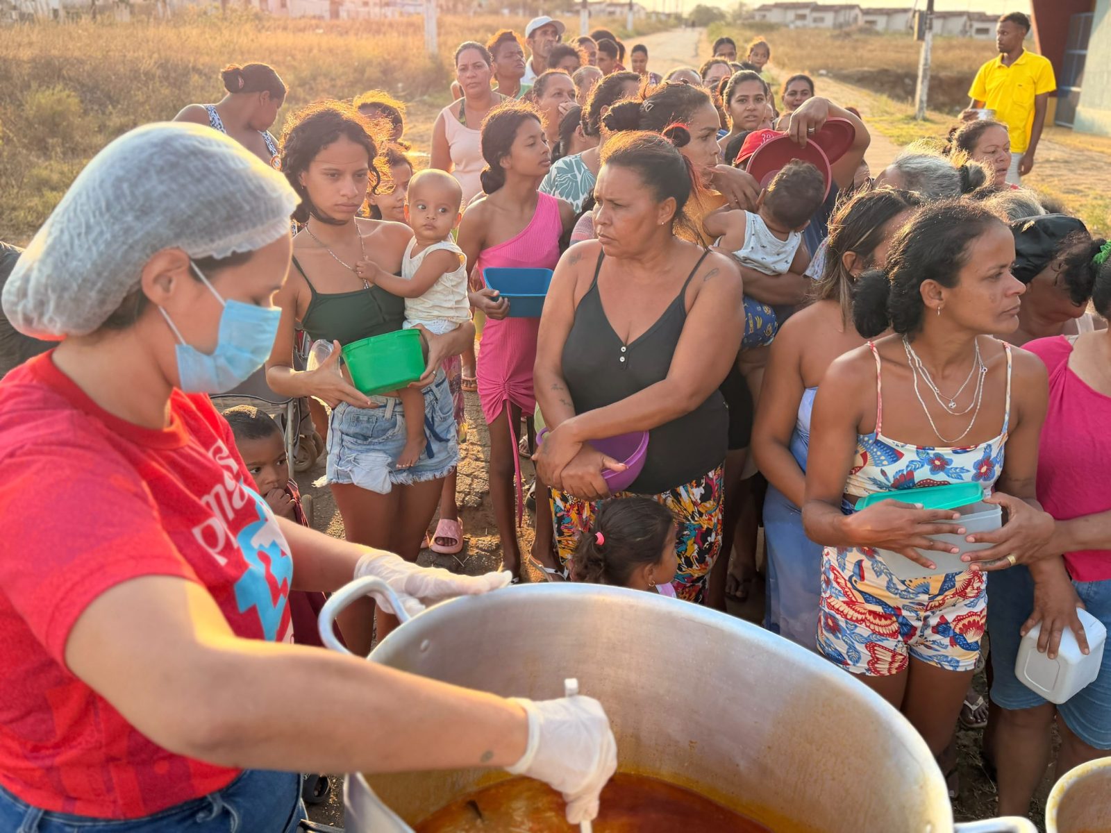 Sopão do Povo leva 600 litros de alimento a famílias do Conjunto Brivaldo Medeiros