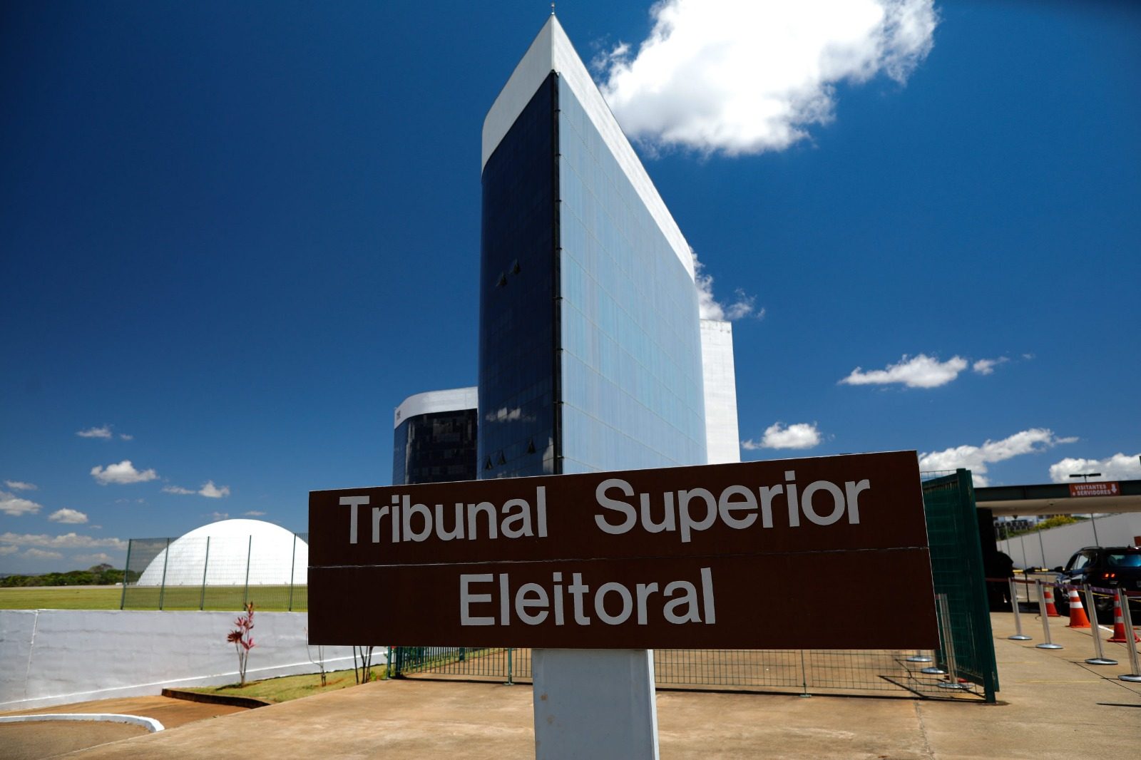 Votação termina em todo o país após prorrogação e começa a totalização dos votos