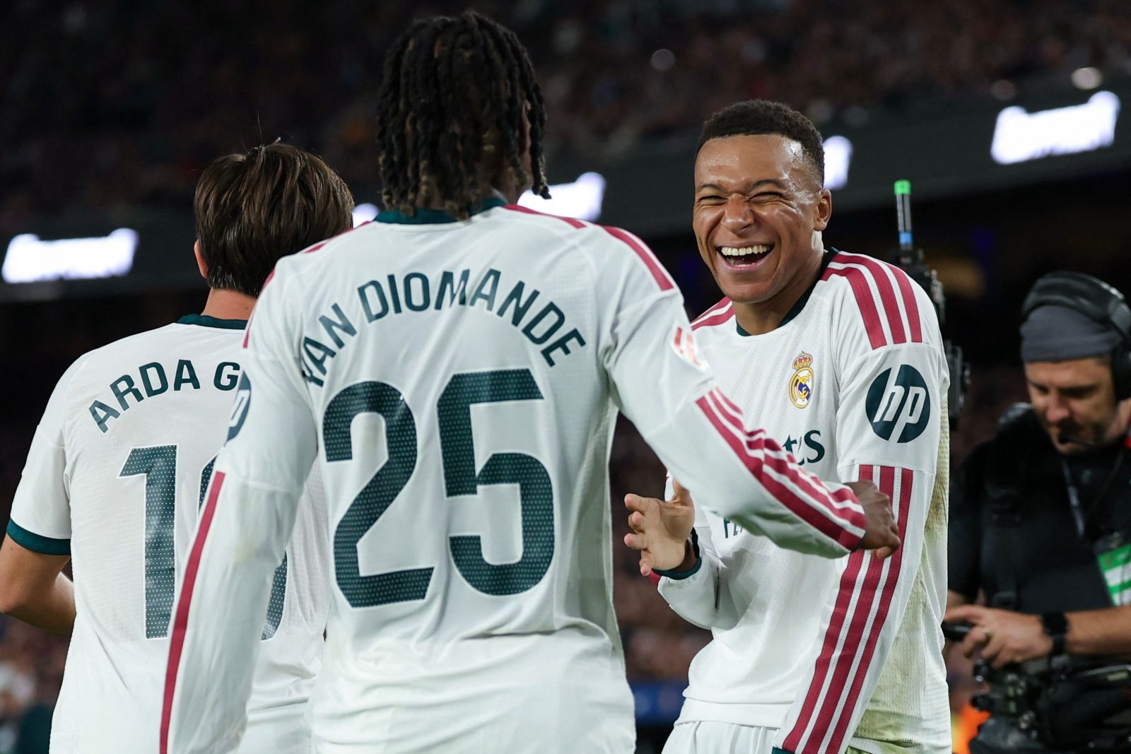 Mbappé marca duas vezes e Real Madrid vence Barcelona no El Clásico