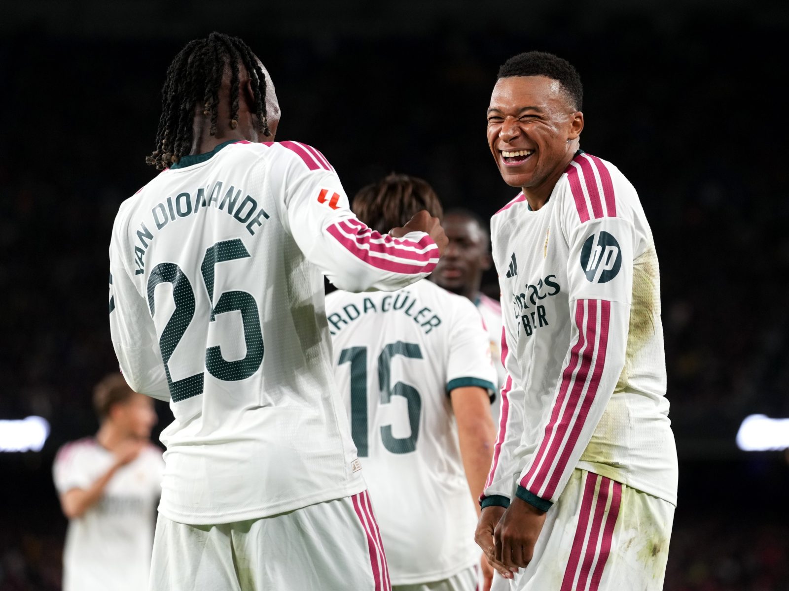 Com 100º gol de Mbappé, Real Madrid vence o Barcelona por 2 a 1 no clássico