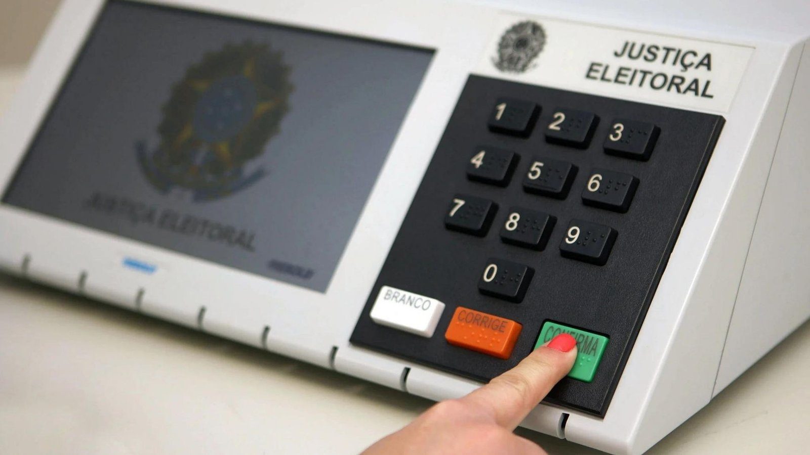 Lula amplia vantagem e chega a 51,58%; Flávio Bolsonaro tem 48,42%