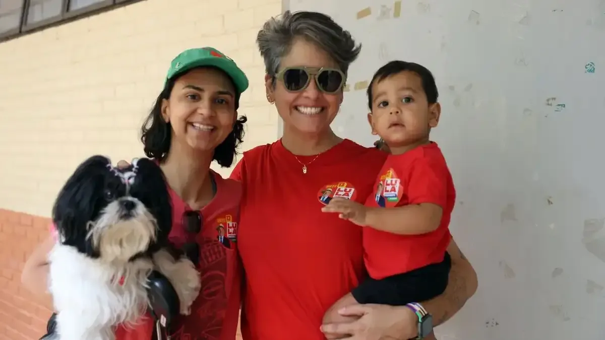 Pais levam filhos a seções eleitorais para ensinar democracia