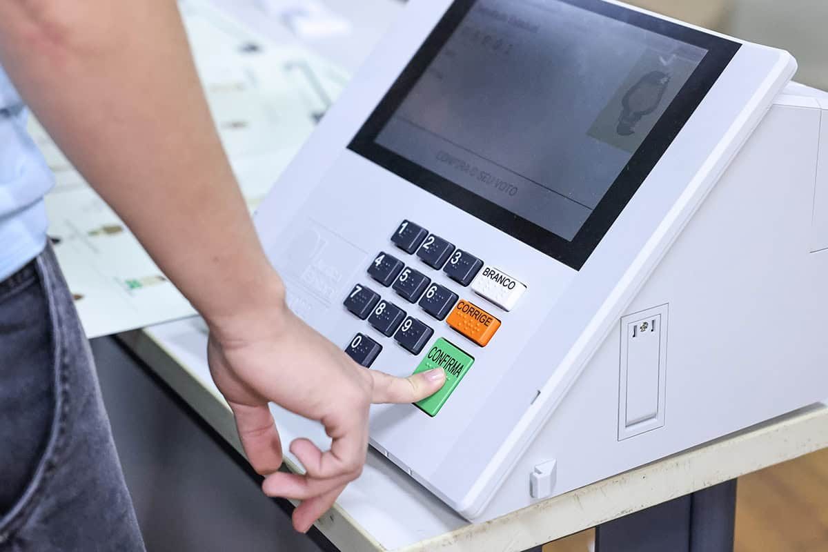 Prorrogação da votação em todo o Brasil é inédita desde a redemocratização